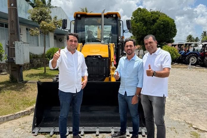 Santana do Mundaú amplia frota com nova retroescavadeira garantida por meio de parceria com deputado federal Fábio Costa