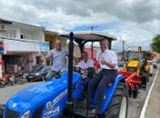 Prefeito Celino Rocha entrega dois novos veículos para fortalecimento da agricultura de Anadia