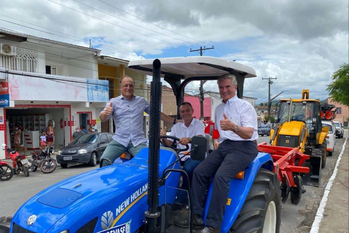 Prefeito Celino Rocha entrega dois novos veículos para fortalecimento da agricultura de Anadia