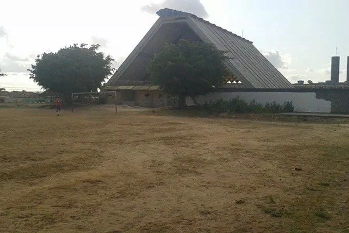 Ginásio de esportes de Escola Municipal é transformado em antro de drogados em Arapiraca