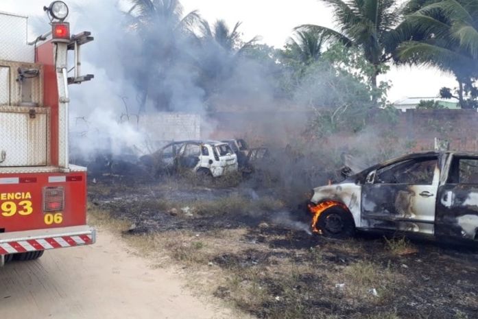 Incêndio destrói veículos no pátio da Delegacia de Acidentes de Arapiraca
