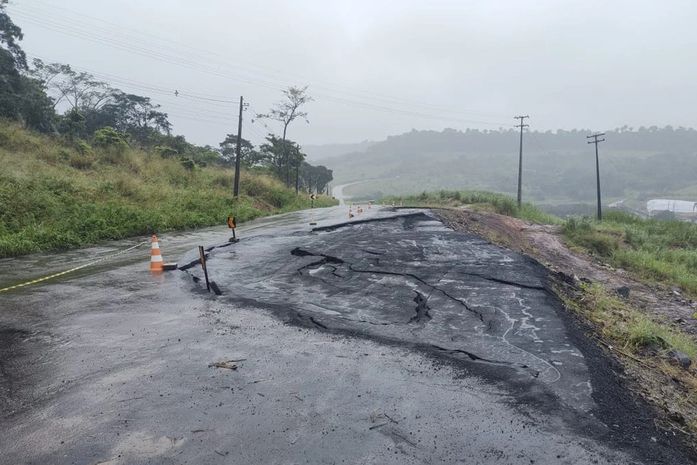 Chuvas provocam danos no asfalto na AL-220; cuidados devem ser redobrados