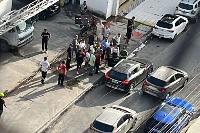 Homem ferido em ataque a tiros na Ponta Verde não resiste e morre no hospital