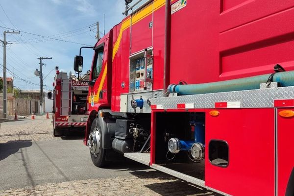 Carro pega fogo minutos após mulher estacionar em praça no centro de Palmas, Tocantins