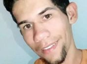 Jovem foi morto a tiros em frente a escola municipal.