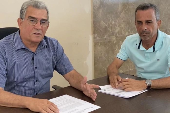 Jorge Dantas em seu Gabinete assina Ordem de Serviço para obras na cidade