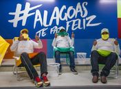 Ambulantes da orla da Ponta Verde recebem kits para padronização do atendimento aos banhistas