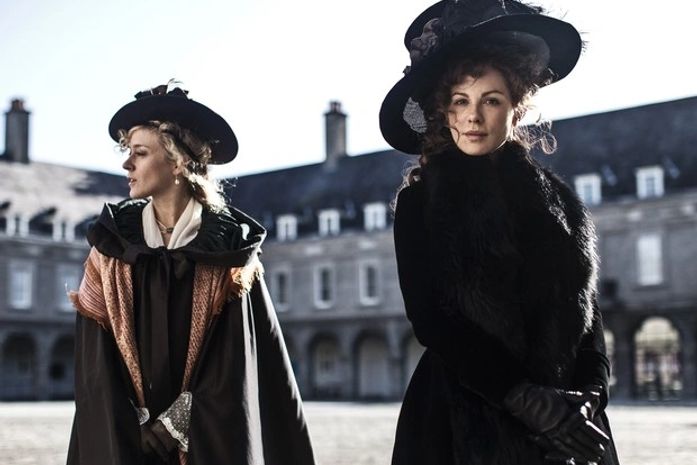 (à esq.) Chloë Sevigny e (à dir.) Kate Beckinsale