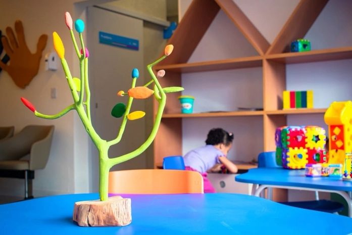 Casa do Autista transforma cuidado em experiência sensorial com acervo de arte popular alagoana; veja obras