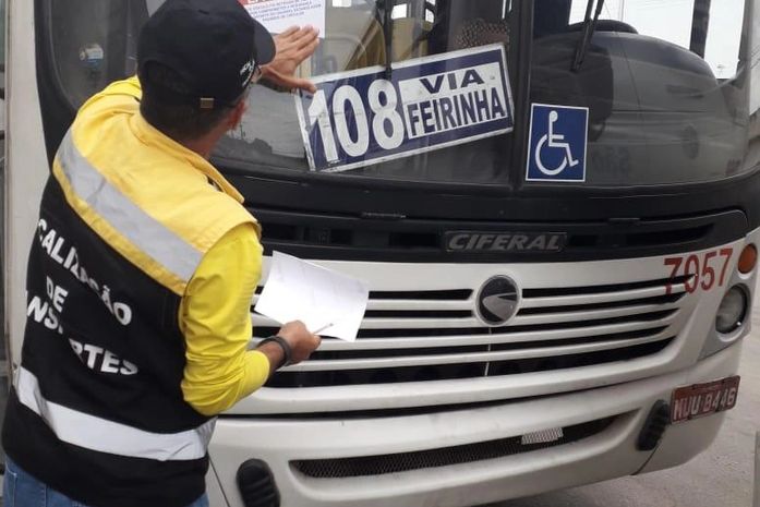 Durante fiscalização, mais de 13 ônibus são lacrados e retirados de circulação