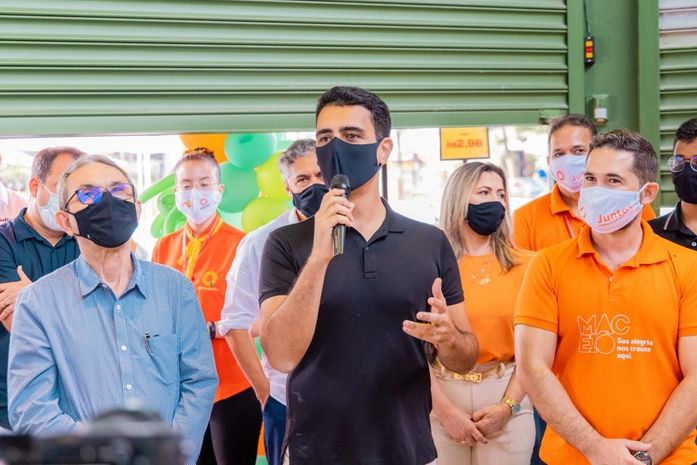 "Prioridade é gerar emprego", diz JHC em inauguração de supermercado na capital