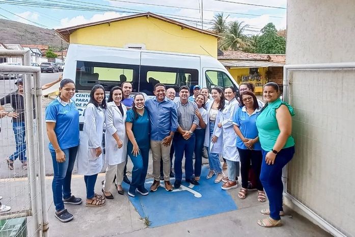 Prefeito surpreende pacientes ao dirigir veículo zero quilômetro doado ao Credefipi
