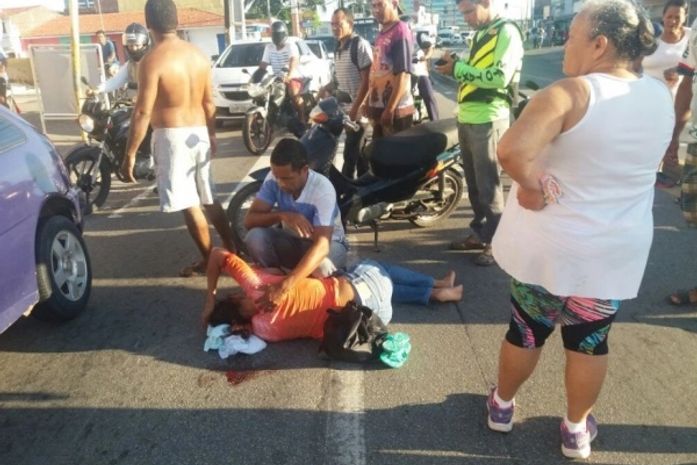 Mulher é atropelada por mototaxista enquanto atravessava na faixa de pedestre