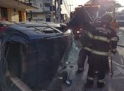 Colisão entre carro e van deixa um homem preso às ferragens na Av. Siqueira Campos