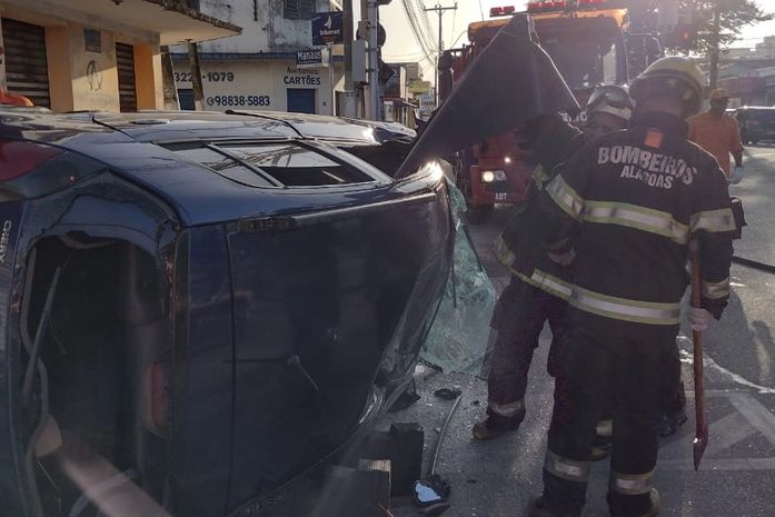 Colisão entre carro e van deixa um homem preso às ferragens na Av. Siqueira Campos