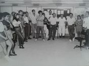 Stefani Brito, editor-geral, comunicando o fim da Tribuna de Alagoas à redação (1992)