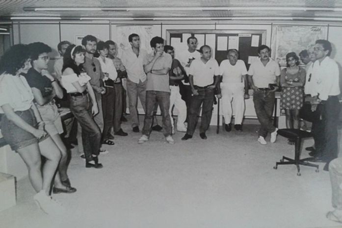 Stefani Brito, editor-geral, comunicando o fim da Tribuna de Alagoas à redação (1992)
