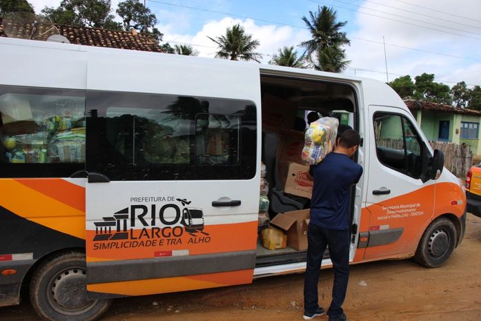 Prefeitura de Rio Largo entrega cestas básicas para trabalhadores da Usina Utinga que estão com salários atrasados