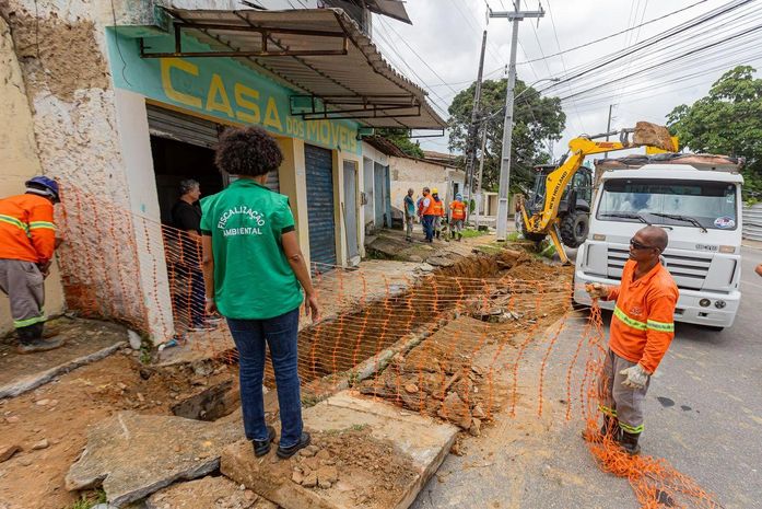 Ligação clandestina provoca afundamento de solo em residência no Pinheiro, em Maceió