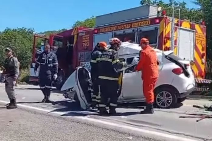 Homem morre após colisão entre carro e caminhão na BR-423, em Canapi