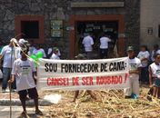 Fornecedores e plantadores de cana protestam contra calote de usinas