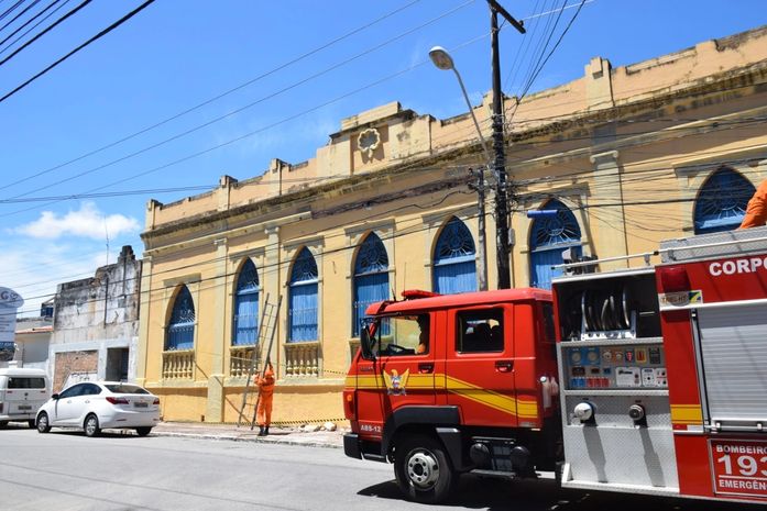 Parte de marquise de prédio desaba no bairro do Jaraguá