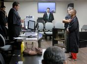 Juiz Sóstenes Alex lê a sentença para o réu, condenado a 15 anos de reclusão