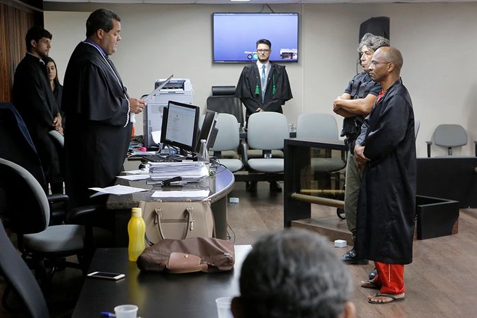Juiz Sóstenes Alex lê a sentença para o réu, condenado a 15 anos de reclusão