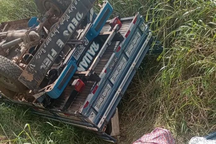 Mulher morre e outra fica ferida em capotamento de caminhão em Igreja Nova