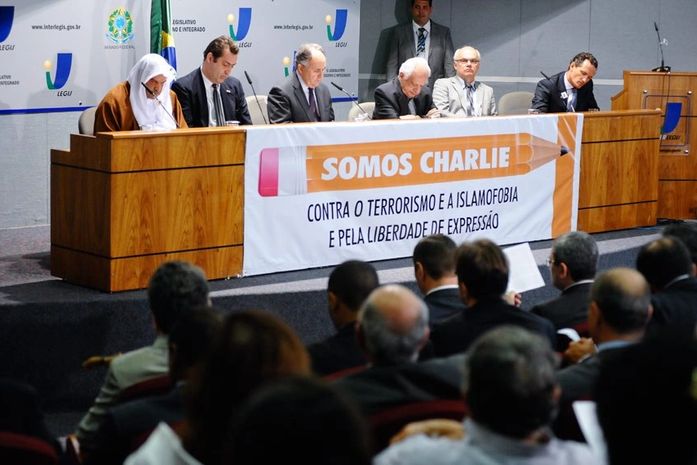 Senado promove ato contra terrorismo e pela liberdade de expressão