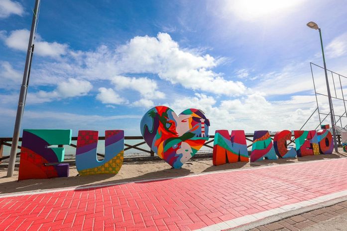 Totem ‘Eu Amo Maceió’ ganha novas cores e traços que refletem a cidade