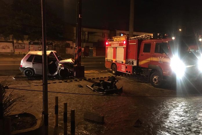 Três pessoas ficam feridas após carro colidir contra poste na Via Expressa