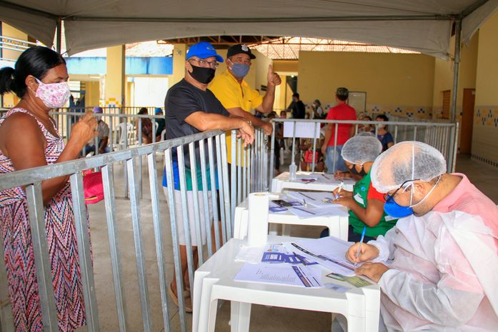 Vacinação vem ocorrendo numa escola do município cumprindo todas as normas sanitárias adotadas pela OMS
