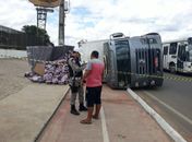 Carreta carregada de refrigerante tomba na AL-110, em Arapiraca