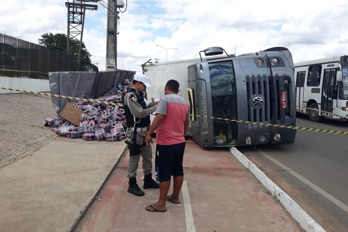 Carreta carregada de refrigerante tomba na AL-110, em Arapiraca