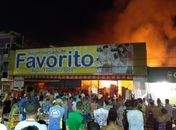 Incêndio de grandes proporções atinge supermercado e casas vizinhas são desocupadas