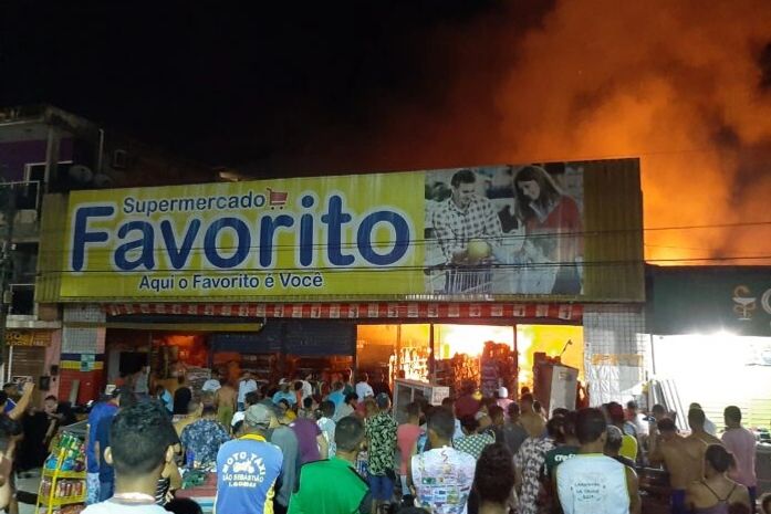 Incêndio de grandes proporções atinge supermercado e casas vizinhas são desocupadas