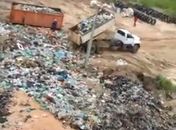 Caminhão foi flagrado descartando lixo em um terreno baldio localizado no município.