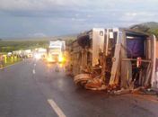 Ônibus tombou na na BR-146, em Serra do Salitre, neste domingo (20)