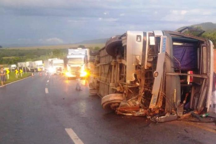 Ônibus tombou na na BR-146, em Serra do Salitre, neste domingo (20)