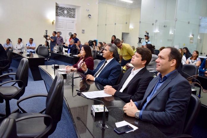 Deputados durante audiência que discutiu manchas de óleo