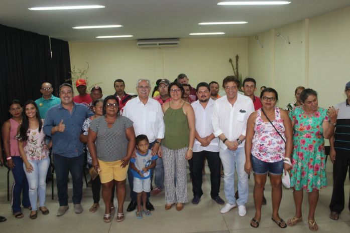 Prefeitura de Arapiraca entrega boletos pagos para agricultores que estavam inadimplentes