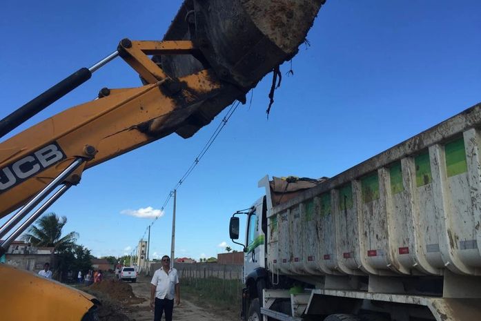 Infraestrutura e Operação Urbana reforça desobstrução de bueiros em Atalaia