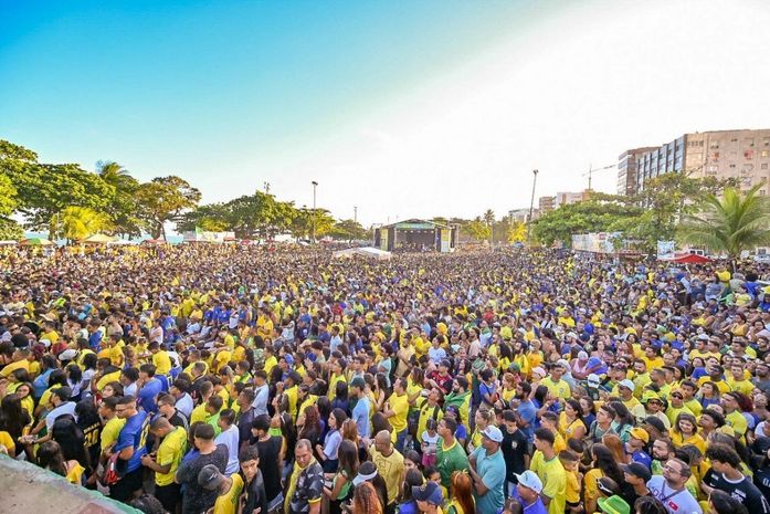 Multidão lota Arena da Praça Multieventos, na Pajuçara, para acompanhar jogo da seleção