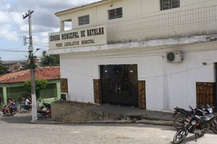 Presidente da Câmara de Batalha corre da imprensa