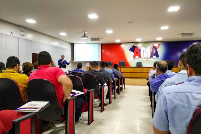 Especialista em transporte escolar apresenta propostas para fiscalizar a área em primeiro dia de curso na AMA