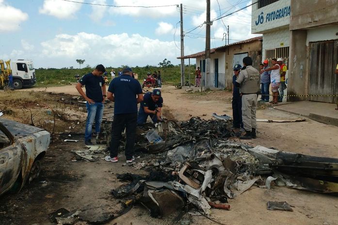Equipe da Seripa realizou perícia no local da queda de helicóptero