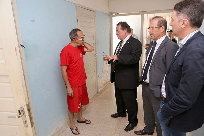 Juízes Ney Alcântara e Braga Neto conversam com promotor preso