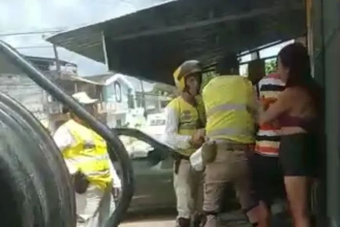 O policial da Ronda do Bairro agrediu, covardemente,um morador do Benedito Bentes. Se fosse no Corredor Vera Arruda,aconteceria o mesmo?