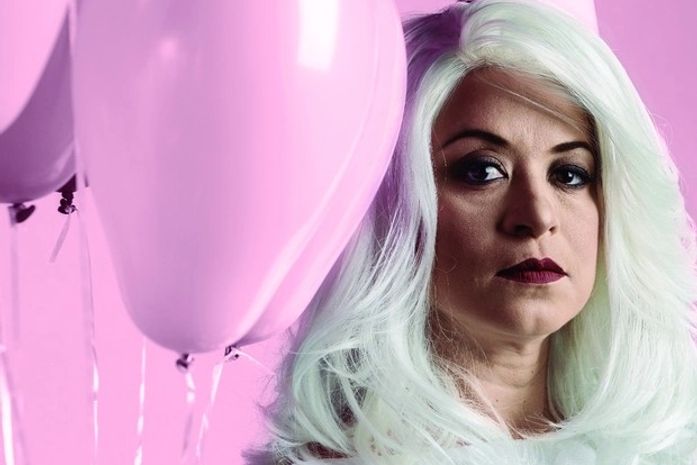 Em AVelha, Ivana Iza interpreta uma atriz envelhecida que lida com questões delicadas como a solidão e o envelhecer do corpo.